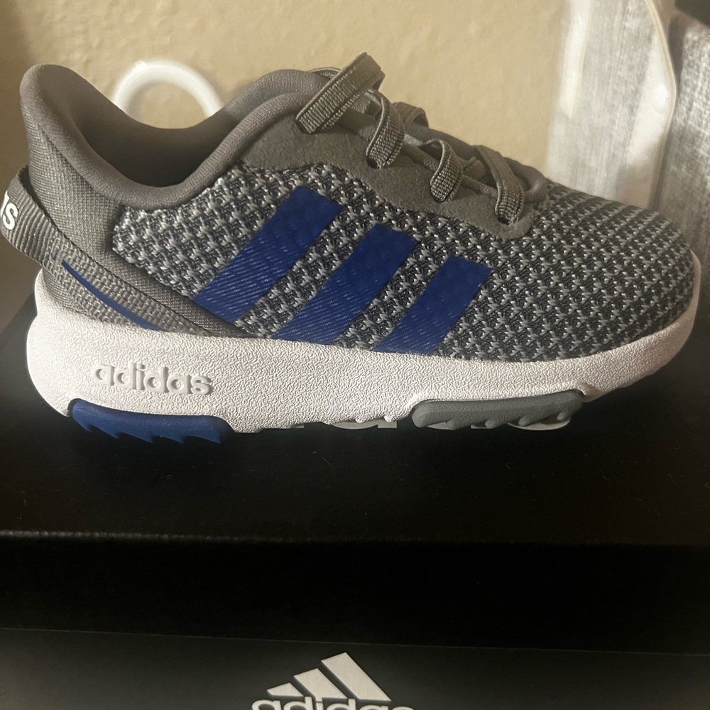 Toddlers Adidas tennis shoes